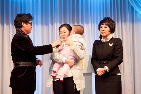 지난 6일 사단법인 한국연예인협회 한마음회는 사회복지NGO 함께하는 사랑밭 미혼모신생아 후원캠페인에 소개된 미혼모 주영은(가명)씨를 위한 후원금 전달식을 가졌다.