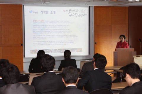 이날 안진회계법인 임직원 150명은 캠페인 취지와 배냇저고리 만들기 교육을 받은 뒤 한땀 한땀 정성으로 배냇저고리 150벌을 11일까지 완성하여 미혼모시설에 전달될 예정이다.