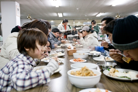 맛있게 떡국을 먹고 있는 미얀마 난민들