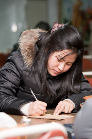 가족에게 부칠 편지를 쓰고 있다. 이날 쓴 편지는 함께하는 사랑밭을 통해 가족들에게 보내질 예정이다.