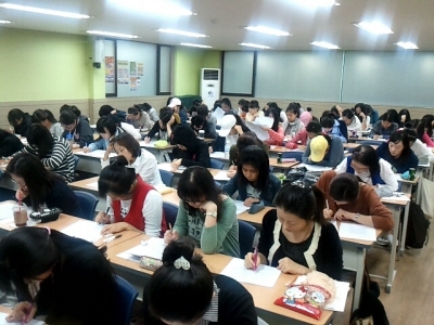 학원의 전통은 물론 우수한 교수진과 탄탄한 커리큘럼은 필수
