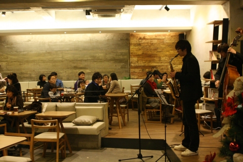 디초콜릿 커피, 정기 미니콘서트 개최