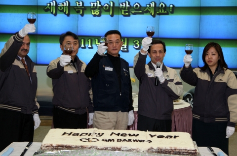 GM DAEWOO는 3일 인천 부평 본사에서 마이크 아카몬(Mike Arcamone) 사장과 임직원이 참석한 가운데 2011년 시무식을 개최했다. 이날 아카몬 사장은 새해 인사와 