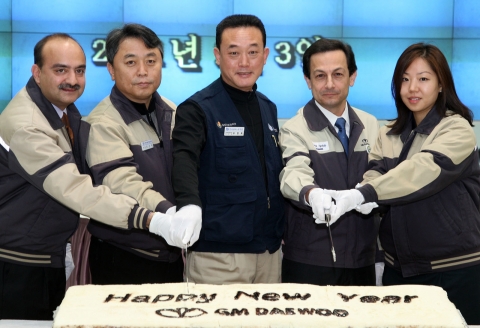 GM DAEWOO는 3일 인천 부평 본사에서 마이크 아카몬(Mike Arcamone) 사장과 임직원이 참석한 가운데 2011년 시무식을 개최했다. 이날 아카몬 사장은 새해 인사와 