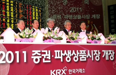 개장신호식 인사 (왼쪽부터)박승복 상장회사협의회장, 김봉수 한국거래소 이사장, 김석동 금융위원회 위원장,황건호 금융투자협회장, 김병규 코스닥협회장