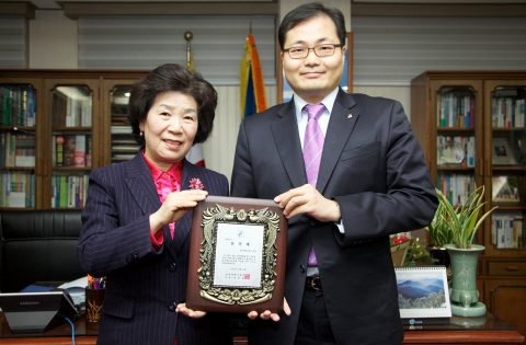 2010년 12월 31일 부산교육청에서 한국맥도날드는 2010년 한 해 동안 부산 지역 학교 체육 활성화에 기여한 공로를 인정 받아 부산교육청 임혜경 교육감으로부터 교육과학기술부 장관 명의의 표창패를 수여 받았다. 사진 속 인물은 부산교육청 임혜경 교육감(왼쪽), 한국맥도날드 원성민 부사장(오른쪽).