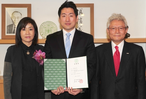 건국대 1호 총장 석학교수 한동욱 박사(사진 가운데)가 3일 건국대에서 임명장을 받은 후 김경희 이사장(왼쪽)과 김진규 총장(오른쪽)과 함께 기념촬영을 하고 있다