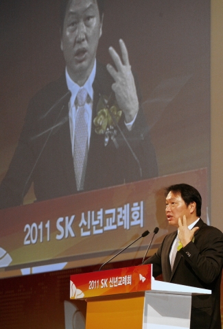 최태원 SK그룹 회장이 3일 서울 워커힐호텔에서 신년사를 통해 임직원을 격려하고 있다.