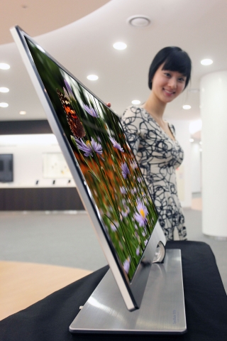 삼성전자가 1월 6일(목)부터 9일(일)까지 4일간 미국 라스베이거스에서 열리는 세계 최대 멀티미디어 가전 전시회인 ‘CES 2011’에 참가, 그 동안 소비자가 경험하지 못했던 