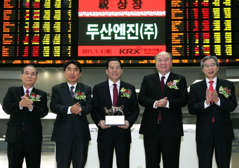 왼쪽부터 서진석 상장회사협의회 부회장, 이창호 한국거래소 유가증권시장본부장, 이성희 두산엔진(주) 대표이사, 임기영 대우증권 대표이사,  유준열 동양종합금융증권 대표이사