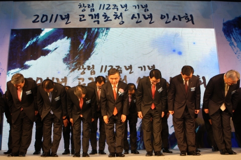 우리은행은 4일 삼성동 인터컨티넨탈호텔에서 창립112주년 기념, 고객 초청 신년 인사회를 개최했다. 이종휘 우리은행장(좌측 4번째) 등 경영진이 행사에 참석한 고객님들께 새해맞이 