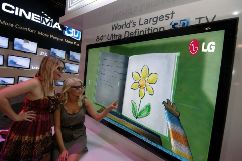 LG전자가 ‘CES 2011’ 전시회에서 풀HD TV보다 4배가량 선명한 세계최대 84인치 UD(울트라 데피니션) 3D TV를 선보이고 있다.