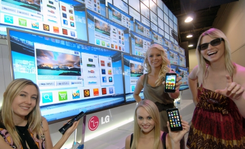LG전자가 ‘CES 2011’ 전시회에서 올해의 전략제품인 2011년형 스마트TV와 3D TV, 세계 최초 듀얼코어 스마트폰인 옵티머스 2X를 선보이고 있다.