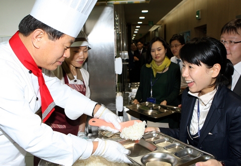 신한은행 서진원 은행장이 직원들에게 직접 배식을 하는 모습