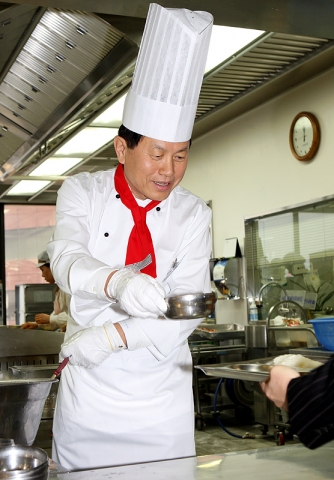 신한은행 서진원 은행장이 직원들에게 직접 배식을 하는 모습