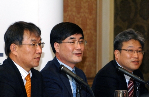 왼쪽부터 노석호 LCD TV사업부장(전무), 권희원 홈엔터테인먼트(HE)사업본부장(부사장), 권일근 LCD TV연구소장(상무)
