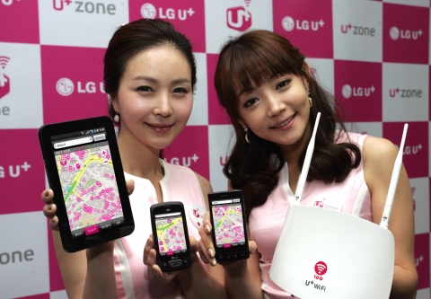LG U+(부회장 이상철/www.lguplus.com)가 전국 100만여개의 U+zone을 검색할 수 있는 ‘WiFiworld’ 애플리케이션을 출시했다. 사진은 스마트폰과 태블릿P