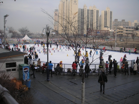 대구시 신천스케이트장, 개장 20일째 1만 5천여명 이용…신정연휴 4천 6백여명 몰려