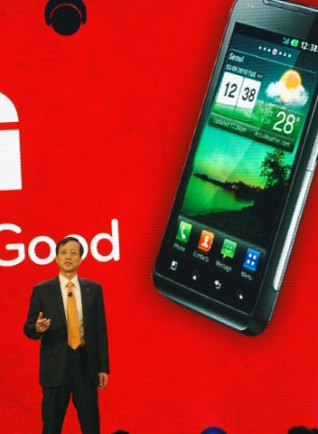 LG전자, LTE 스마트폰 ‘레볼루션’ 첫 공개