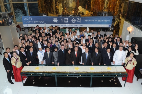 2011년 1월 4일 새해 시무식을 마치고 호텔 로비 라운지에 대표이사 김광욱 사장과 제롬 스투베르 총지배인을 포함한 임직원이 모두 함께 모여 5성급 특1급 호텔을 상징하는 5M 