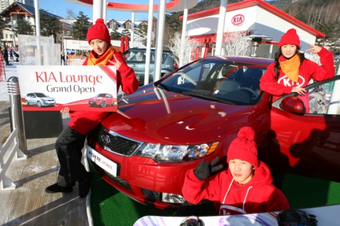 기아자동차㈜는 7일, 겨울 스포츠 시즌을 맞이해 다음 달 6일까지 한 달 동안 강원도 평창군 용평 리조트 스키장에 기아차 현장 홍보관인 ‘기아 라운지(Kia Lounge)’를 운영