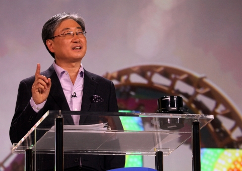 삼성전자 영상디스플레이 사업부 윤부근 사장이 6日(현지시간) 美 라스베가스 CES 2011 개막 기조연을 하고있다.