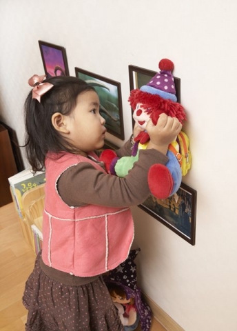 아이가 혼자서 똑또기를 사용하고 있는 모습