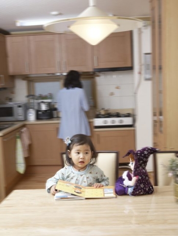 엄마가 가사일에 바쁠때 혼자서 똑또기의 도움으로 동화책을 보고 있는 아이