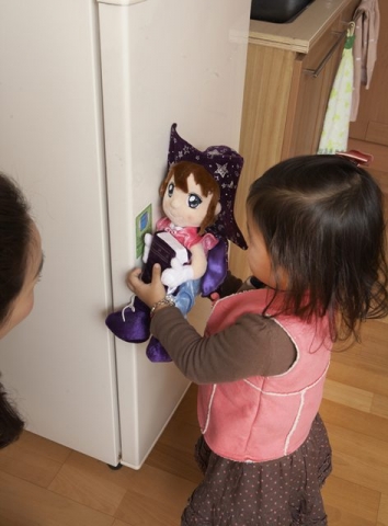 혼자서도 집안물건 이름을 습득합니다.  영어와 중국어로도 배울수 있습니다.