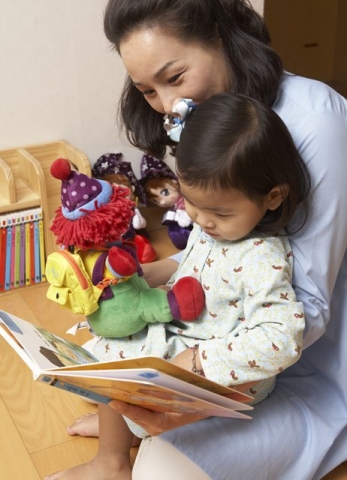 엄마아빠가 한번 읽어주고 녹음하면 아이가 혼자서 동화책을 볼수 있습니다.