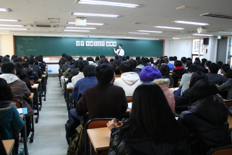 2011년 합격을 향해! 사진은 오는 4월 9일 치러지는 국가직 9급 시험 대비하기 위해 모여든 수험생들이 문제풀이 수업에 열중하고 있는 모습이다.