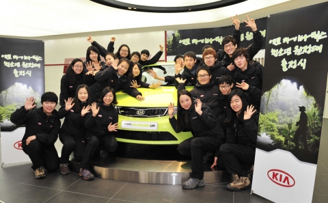 기아자동차는 8일 국내영업본부 사옥(서울 압구정 소재)에서 정연국 국내영업본부장, 강지원 원정대 후원회장 (세계 孝문화본부 총재, 변호사), 이종걸 원정대 자문위원 (국회의원), 