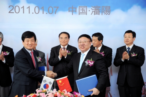 지난 7일 중국 센양에서 대우조선해양 남상태 사장(왼쪽)과 르린그룹 왕원량 대표이사(오른쪽)가 선박수리, 풍력, 원자력 사업 등에 관한 포괄적 협력 양해각서를 교환한 뒤 악수를 하