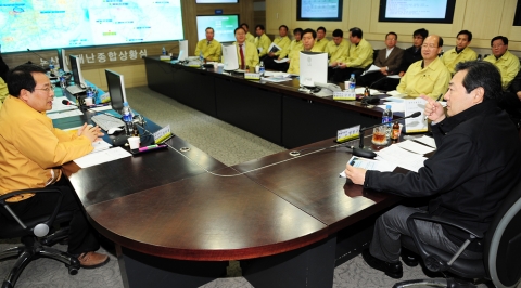 충북보령·충북진천까지 확산된 구제역 방역대책 회의에 맹형규 행안부장관이 보고를 듣고있다