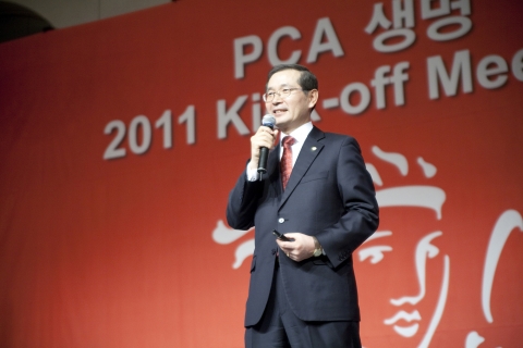 PCA생명 김영진 사장이 2011년도 영업인 시무식에서 환영사와 함께 올해의 비전을 발표하고 있다.