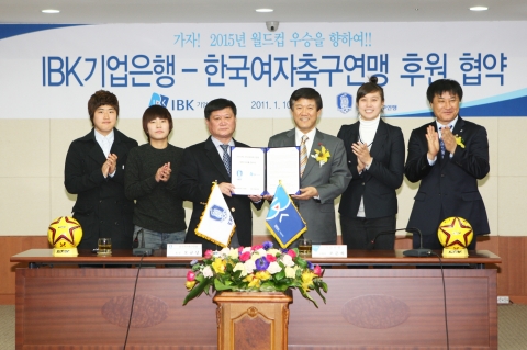 왼쪽부터 김나래 선수, 지소연 선수, 오규상 여자축구연맹회장, 조준희 기업은행장, 문소리 선수, 최덕주 감독