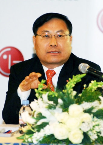 LG전자 HA사업본부장 이영하 사장이 7일(현지시간) 미국 라스베이거스 벨라지오호텔에서 열린 기자간담회에서 올해 가전사업 운영계획을 밝히고 있다.