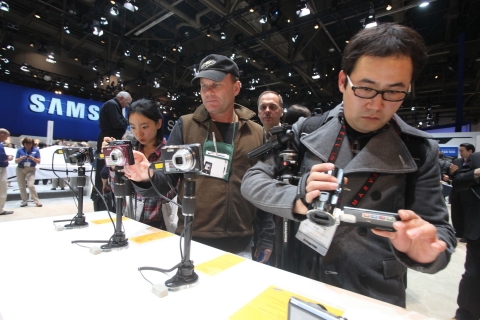 삼성전자, 스마트 카메라와 캠코더 ‘CES 2011’서 호평