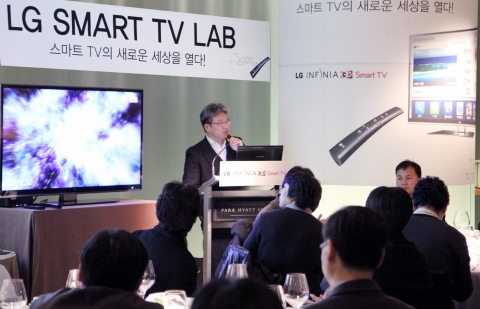 LG전자 권일근 LCD TV 연구소장(상무)이 참석자들에게 LG 스마트TV를 소개하고 있다.