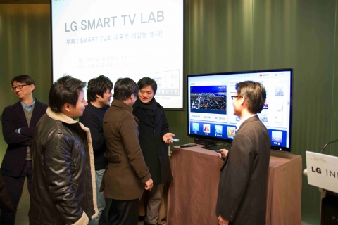 포럼 참가자들이 LG 스마트TV의 사용경험에 대해서 의견을 나누고 있다