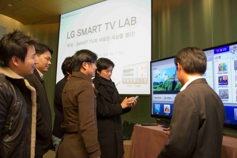 포럼 참가자들이 LG 스마트TV의 사용경험에 대해서 의견을 나누고 있다