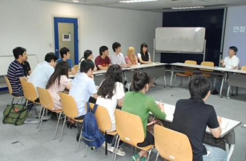 대학생기자가 안철수연구소 보안전문가와 인터뷰하는 모습.