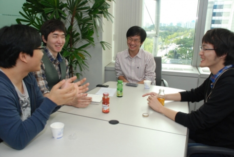 대학생기자가 안철수연구소 보안전문가와 인터뷰하는 모습.