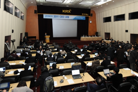 포스코 은 13일 여의도 한국거래소 국제회의장에서 CEO포럼을 개최하고 2010년 실적 및 2011년 경영전망에 대해 발표했다. 정준양 회장은 투자자들을 대상으로 이날 2010년 사상 최대 매출을 발표하고, 2011년 경영계획 등에 대해 질의응답을 나누었다.