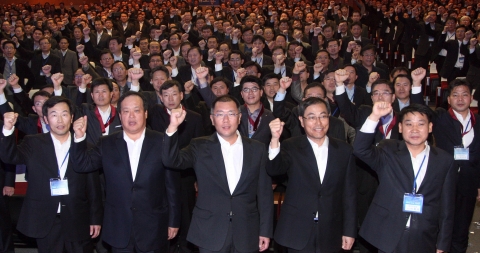 현대차 정의선 부회장(첫줄 가운데), 양승석 사장(첫줄 왼쪽에서 네번째), 김충호 국내영업본부장(첫줄 왼쪽에서 두번째)와 전국 지점장 등 임직원들이 2011년 판매목표 달성을 위한