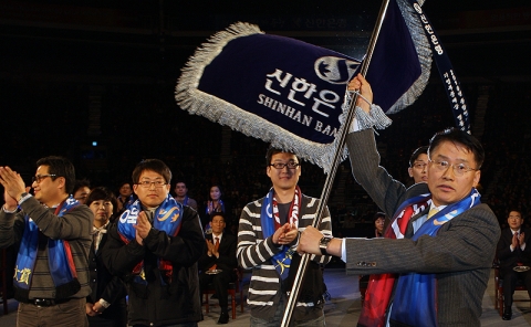 2010 종합업적평가대회 에서 대상을 수상한 명동기업금융센터 점포장이 대상기를 흔드는 모습.