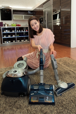 국내 청소기 시장 4년 연속 1위의 삼성전자가 세계 최초로 살균브러시를 장착한 살균싹싹 먼지제로 진공청소기 신제품을 출시했다. 삼성전자 모델이 청담동에 위치한 삼성전자 혼수가전전문