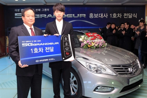 현대차는 17일(월), 현대자동차 계동사옥에서 김충호 현대차 국내영업본부장 및 회사 관계자들과 배우 현빈씨가 참석한 가운데 신형 그랜저 1호차 전달 행사를 가졌다. 김충호 현대차 