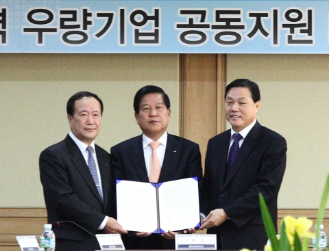 왼쪽부터 김봉수 한국거래소 이사장, 최충경 창원상공회의소 회장, 박완수 창원시장