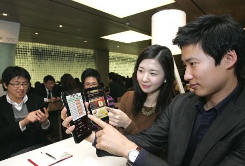 LG유플러스(부회장 이상철/ www.lguplus.com)가 ‘U+ 그룹웨어’의 모바일 버전을 출시하고 중소기업을 대상으로 본격 서비스를 제공한다. 모바일오피스 이용자들이 갤럭시탭